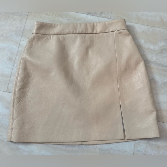 ARITZIA WILFRED Elegant Cream Faux Leather Mini Skirt (US 00) - Picture 2 of 7